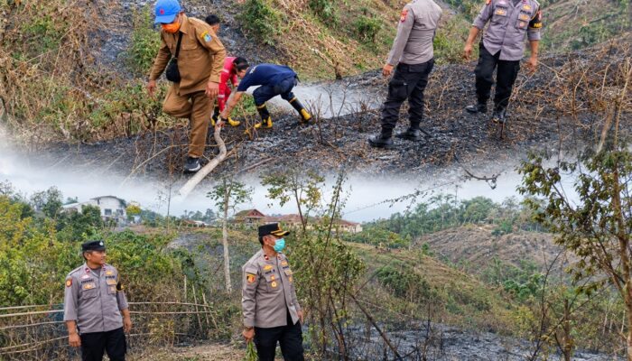 Polisi 110 Dihubungi, AWC Polres Kaur Langsung Meluncur—Kebakaran Lahan di Padang Petron Berhasil Dipadamkan