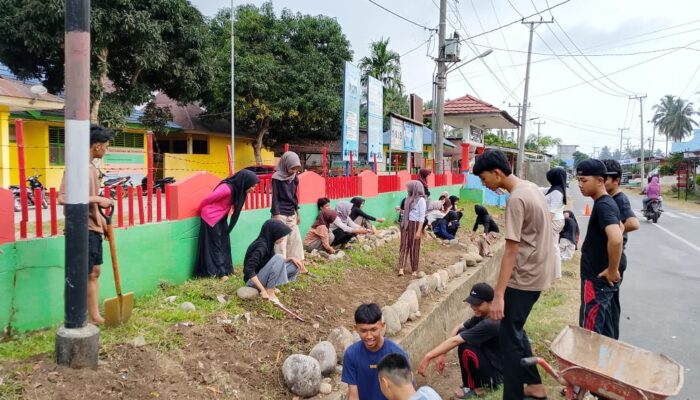 OSIS SMA Negeri 4 Kaur Gencarkan Pemeliharaan Pagar Dan Lingkungan Sekolah