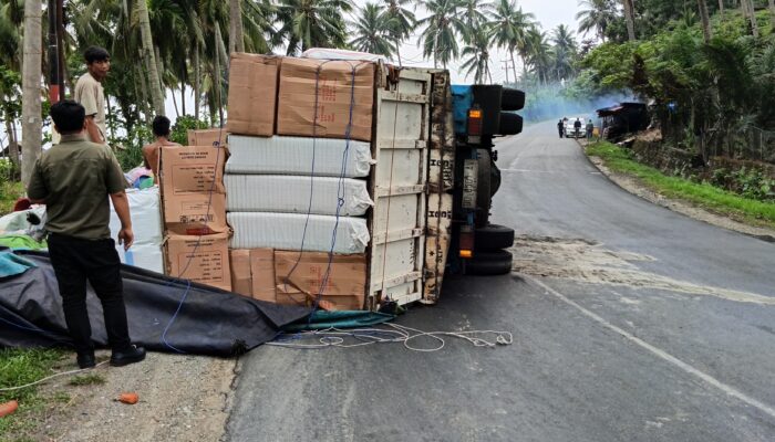 BREAKING NEWS: Diduga Rem Terkunci, Truk Ekspedisi Terguling di Tikungan Pantai Padang Baru