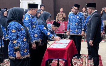 Lantik Kepala Sekolah, Bupati Pelalawan Zukri Minta Tak Ada Anak Pelalawan Putus Sekolah