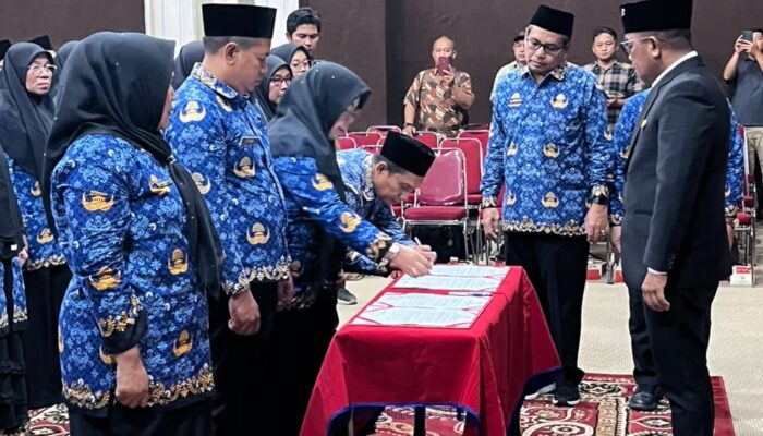 Lantik Kepala Sekolah, Bupati Pelalawan Zukri Minta Tak Ada Anak Pelalawan Putus Sekolah