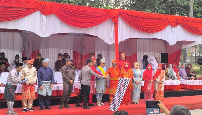 Bupati dan Wakil Bupati Lepas Kirab Budaya, Tandai Dimulainya Rangkaian Helat Pelalawan ke-27