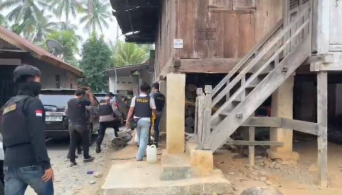 Polres Kaur Tegaskan Komitmen Berantas Peredaran Narkoba, OSN Sasar Bungin Tambun  KAUR, BENGKULU — Kepolisian Resor (Polres) Kaur terus mempertegas komitmennya dalam memberantas peredaran gelap narkotika dan obat-obatan terlarang di wilayah Kabupaten Kaur.  Upaya tersebut dilakukan melalui Operasi Sarang Narkoba (OSN) yang menyasar sejumlah lokasi yang dinilai perlu mendapat perhatian aparat, salah satunya di kawasan Desa Bungin Tambun, Kecamatan Padang Guci Ulu, Kabupaten Kaur.  Pelaksanaan OSN menjadi bagian dari langkah kepolisian dalam mencegah serta menekan ruang gerak peredaran narkoba yang dapat merusak generasi muda dan mengganggu keamanan serta ketertiban masyarakat.  Dalam operasi tersebut, petugas melakukan kegiatan kepolisian sesuai prosedur dengan mengedepankan upaya pencegahan, pemeriksaan serta penindakan apabila ditemukan adanya dugaan pelanggaran hukum terkait narkotika.  Polres Kaur menegaskan bahwa pemberantasan narkoba membutuhkan dukungan seluruh elemen masyarakat. Warga diharapkan tidak takut memberikan informasi kepada pihak kepolisian apabila mengetahui adanya dugaan aktivitas peredaran narkoba di lingkungan masing-masing.  Polres Kaur juga mengingatkan bahwa perang terhadap narkoba bukan hanya tugas kepolisian, tetapi merupakan tanggung jawab bersama demi menjaga generasi muda dan menciptakan Kabupaten Kaur yang aman serta bebas dari peredaran narkoba.  SUARAMASSA.CO.ID