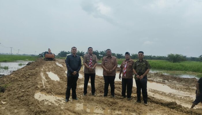 Sigap Tanggapi Keluhan Warga, Bupati Anton dan Ketua Apdesi Riau Tinjau Ruas Jalan Lintas Bonai Darussalam yang Rusak Parah