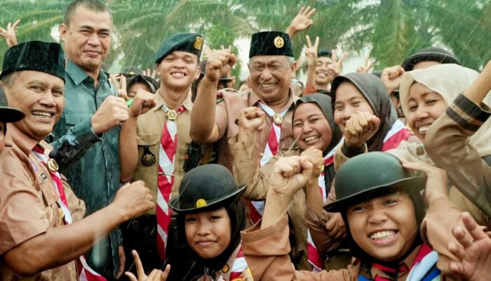 Lomba Tingkat II Pramuka Bonai Darussalam Dibuka di Tengah Hujan Petir, Bupati Rokan Hulu Anton Basah Kuyup Bersama Peserta