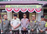 SATPOL PP KAUR BERSAMA TNI-POLRI SITA 22 BOTOL MIRAS ILEGAL, AWALI PENERTIBAN WARUNG REMANG-REMANG  SUARAMASSA.CO.ID | BENGKULU, KAUR — Sinergitas Satuan Polisi Pamong Praja (Satpol PP) Kabupaten Kaur bersama TNI dan Polri mulai menunjukkan hasil dalam upaya menjaga ketertiban dan keamanan masyarakat. Dalam kegiatan penertiban yang dilakukan terhadap warung remang-remang di wilayah Kabupaten Kaur, petugas berhasil menyita sebanyak 22 botol minuman keras (miras) yang diduga dijual secara ilegal.  Kegiatan ini menjadi langkah awal dalam upaya menertibkan warung remang-remang yang dinilai berpotensi menimbulkan gangguan ketertiban umum dan ketenteraman masyarakat.  Sinergitas antara Satpol PP, TNI, dan Polri merupakan bentuk komitmen bersama dalam menciptakan situasi Kabupaten Kaur yang aman, tertib, dan kondusif. Penertiban tersebut juga diharapkan dapat meningkatkan kesadaran para pemilik usaha agar mematuhi ketentuan dan peraturan yang berlaku.  Penyitaan 22 botol miras tersebut menjadi salah satu hasil dari kegiatan penertiban. Namun, pengawasan dan penindakan di lapangan diharapkan tidak berhenti sampai di sini, melainkan dilakukan secara berkelanjutan agar tidak terjadi kembali aktivitas penjualan minuman keras yang melanggar ketentuan.  Masyarakat pun diharapkan ikut mendukung langkah aparat dalam menjaga lingkungan masing-masing serta melaporkan apabila menemukan aktivitas yang diduga mengganggu ketertiban umum.  Penertiban Harus Berkelanjutan  Langkah Satpol PP Kabupaten Kaur bersama TNI dan Polri ini diharapkan menjadi awal dari penegakan aturan yang konsisten terhadap warung remang-remang dan peredaran miras ilegal di Kabupaten Kaur.  Aparat juga diharapkan memastikan setiap tindakan dilakukan sesuai dengan ketentuan hukum yang berlaku, sehingga upaya penertiban benar-benar memberikan dampak positif bagi keamanan dan kenyamanan masyarakat.  SUARAMASSA.CO.ID — Menjaga informasi, mengawal kepentingan masyarakat