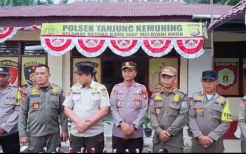 SATPOL PP KAUR BERSAMA TNI-POLRI SITA 22 BOTOL MIRAS ILEGAL, AWALI PENERTIBAN WARUNG REMANG-REMANG  SUARAMASSA.CO.ID | BENGKULU, KAUR — Sinergitas Satuan Polisi Pamong Praja (Satpol PP) Kabupaten Kaur bersama TNI dan Polri mulai menunjukkan hasil dalam upaya menjaga ketertiban dan keamanan masyarakat. Dalam kegiatan penertiban yang dilakukan terhadap warung remang-remang di wilayah Kabupaten Kaur, petugas berhasil menyita sebanyak 22 botol minuman keras (miras) yang diduga dijual secara ilegal.  Kegiatan ini menjadi langkah awal dalam upaya menertibkan warung remang-remang yang dinilai berpotensi menimbulkan gangguan ketertiban umum dan ketenteraman masyarakat.  Sinergitas antara Satpol PP, TNI, dan Polri merupakan bentuk komitmen bersama dalam menciptakan situasi Kabupaten Kaur yang aman, tertib, dan kondusif. Penertiban tersebut juga diharapkan dapat meningkatkan kesadaran para pemilik usaha agar mematuhi ketentuan dan peraturan yang berlaku.  Penyitaan 22 botol miras tersebut menjadi salah satu hasil dari kegiatan penertiban. Namun, pengawasan dan penindakan di lapangan diharapkan tidak berhenti sampai di sini, melainkan dilakukan secara berkelanjutan agar tidak terjadi kembali aktivitas penjualan minuman keras yang melanggar ketentuan.  Masyarakat pun diharapkan ikut mendukung langkah aparat dalam menjaga lingkungan masing-masing serta melaporkan apabila menemukan aktivitas yang diduga mengganggu ketertiban umum.  Penertiban Harus Berkelanjutan  Langkah Satpol PP Kabupaten Kaur bersama TNI dan Polri ini diharapkan menjadi awal dari penegakan aturan yang konsisten terhadap warung remang-remang dan peredaran miras ilegal di Kabupaten Kaur.  Aparat juga diharapkan memastikan setiap tindakan dilakukan sesuai dengan ketentuan hukum yang berlaku, sehingga upaya penertiban benar-benar memberikan dampak positif bagi keamanan dan kenyamanan masyarakat.  SUARAMASSA.CO.ID — Menjaga informasi, mengawal kepentingan masyarakat