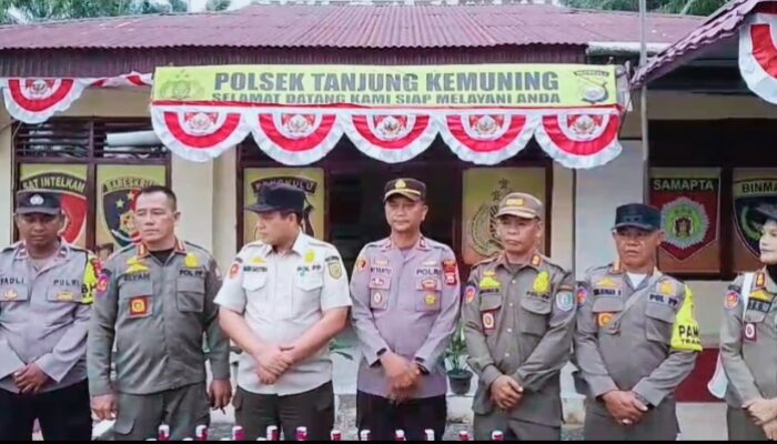 SATPOL PP KAUR BERSAMA TNI-POLRI SITA 22 BOTOL MIRAS ILEGAL, AWALI PENERTIBAN WARUNG REMANG-REMANG  SUARAMASSA.CO.ID | BENGKULU, KAUR — Sinergitas Satuan Polisi Pamong Praja (Satpol PP) Kabupaten Kaur bersama TNI dan Polri mulai menunjukkan hasil dalam upaya menjaga ketertiban dan keamanan masyarakat. Dalam kegiatan penertiban yang dilakukan terhadap warung remang-remang di wilayah Kabupaten Kaur, petugas berhasil menyita sebanyak 22 botol minuman keras (miras) yang diduga dijual secara ilegal.  Kegiatan ini menjadi langkah awal dalam upaya menertibkan warung remang-remang yang dinilai berpotensi menimbulkan gangguan ketertiban umum dan ketenteraman masyarakat.  Sinergitas antara Satpol PP, TNI, dan Polri merupakan bentuk komitmen bersama dalam menciptakan situasi Kabupaten Kaur yang aman, tertib, dan kondusif. Penertiban tersebut juga diharapkan dapat meningkatkan kesadaran para pemilik usaha agar mematuhi ketentuan dan peraturan yang berlaku.  Penyitaan 22 botol miras tersebut menjadi salah satu hasil dari kegiatan penertiban. Namun, pengawasan dan penindakan di lapangan diharapkan tidak berhenti sampai di sini, melainkan dilakukan secara berkelanjutan agar tidak terjadi kembali aktivitas penjualan minuman keras yang melanggar ketentuan.  Masyarakat pun diharapkan ikut mendukung langkah aparat dalam menjaga lingkungan masing-masing serta melaporkan apabila menemukan aktivitas yang diduga mengganggu ketertiban umum.  Penertiban Harus Berkelanjutan  Langkah Satpol PP Kabupaten Kaur bersama TNI dan Polri ini diharapkan menjadi awal dari penegakan aturan yang konsisten terhadap warung remang-remang dan peredaran miras ilegal di Kabupaten Kaur.  Aparat juga diharapkan memastikan setiap tindakan dilakukan sesuai dengan ketentuan hukum yang berlaku, sehingga upaya penertiban benar-benar memberikan dampak positif bagi keamanan dan kenyamanan masyarakat.  SUARAMASSA.CO.ID — Menjaga informasi, mengawal kepentingan masyarakat